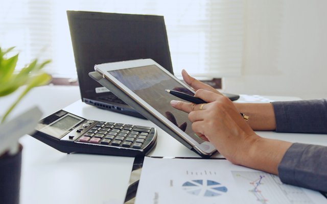 Educational vs Promotional Content- Striking the Right Balance in Financial Marketing